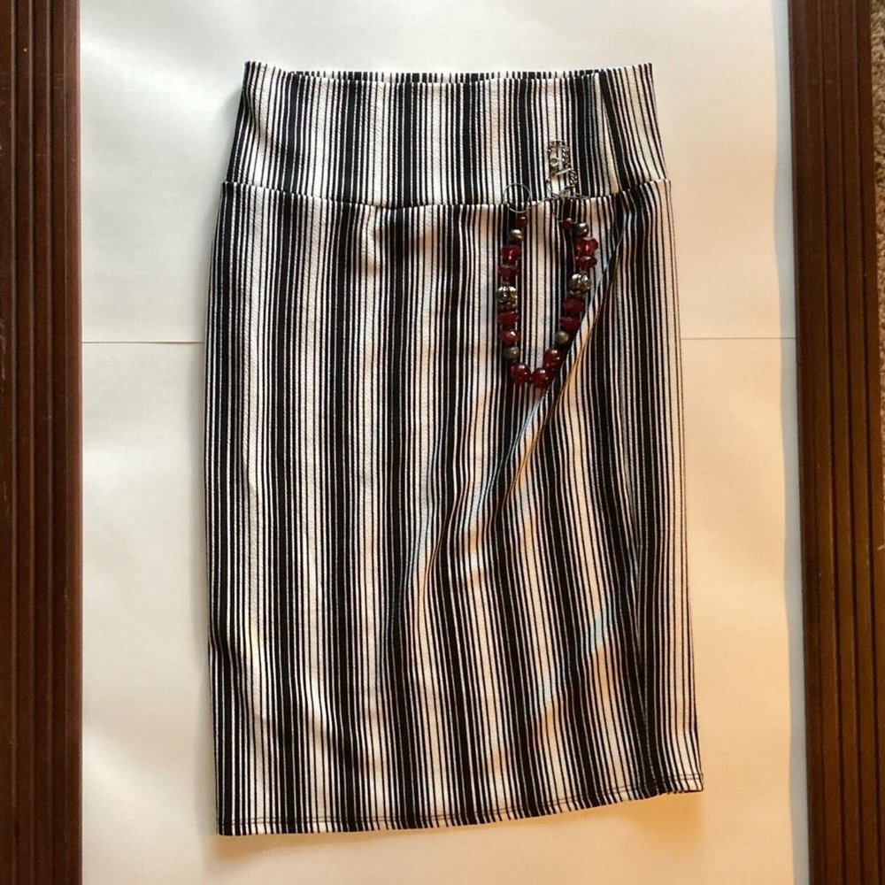 NWT LuLaRoe CASSIE Black White Stripe Print Sexy Pull On Straight Pencil Skirt S